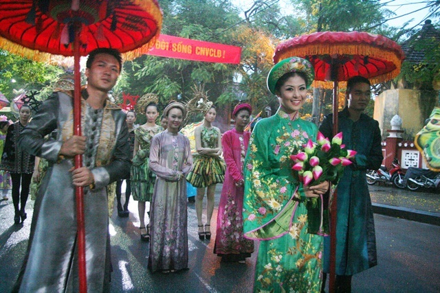Ngắm “hoàng hậu” Ngọc Hân trong lễ rước tôn vinh nghề Việt - 6 Ngọc Hân luôn dịu dàng và đài các với áo dài, sen