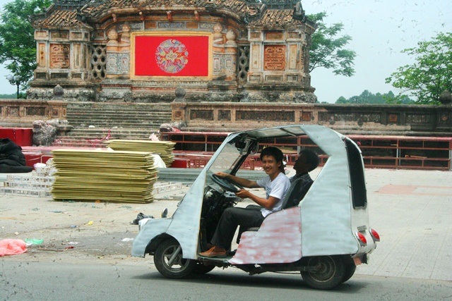 "Ôtô điện" làm từ đồ phế thải - 16 Chiếc xe trông hơi nhỏ hơn so với xe ô tô điện bình thường