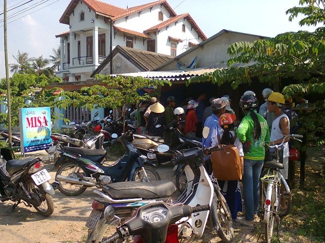 Một Thiếu úy quân đội bị tàu hỏa tông tử vong - 2 Quán Misa có rất đông người đến xem sau khi chị Thảo bị thương nặng lên cấp cứu bệnh viện