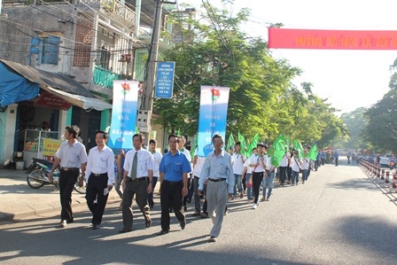 Huda tiếp tục đồng hành cùng miền Trung yêu thương - 1 Lãnh đạo TP Huế cùng “Đi bộ vì màu xanh quê hương”