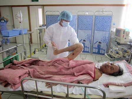 Cám cảnh người đàn ông có tứ chi bất động - 2 Cám cảnh người đàn ông có tứ chi bất động