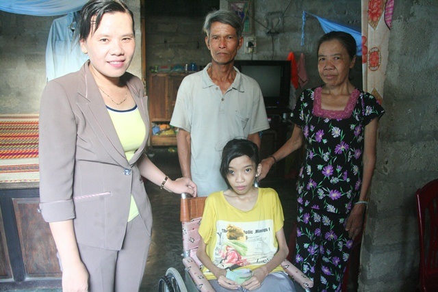 Bà Ngô Thị Ngọc (trái) chứng nhận gia đình Son nhận tiền nhân ái