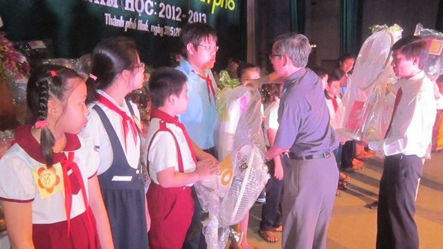 Trao thưởng cho 849 học sinh giỏi thành phố Huế - 1 Lãnh đạo TP Huế phát thưởng cho các HS thành tích cao trong các kỳ thi quốc tế, quốc gia.