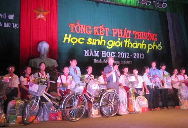 Trao thưởng cho 849 học sinh giỏi thành phố Huế - 2 Các HS vui mừng với phần thưởng đạt được.