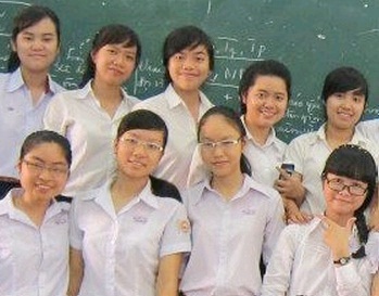 Thủ khoa tốt nghiệp Huế đạt 59 điểm, cao nhất cả nước - 1 Thủ khoa Bảo Ngọc (hàng dưới, thứ 2 từ phải qua) và