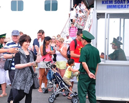 Siêu tàu du lịch Costa Atlantica lần đầu tiên đến Việt Nam - 2 Khách du lịch nước ngoài trên siêu tàu du lịch vui vẻ xuống tham quan cảng Chân Mây (Huế)