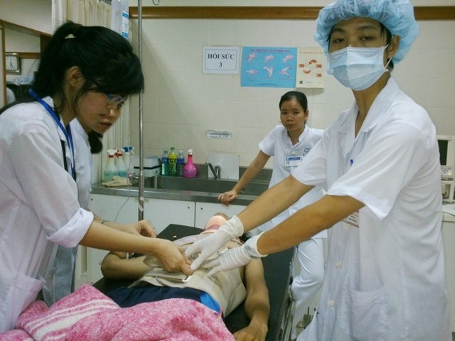 Hai người bị cây đè gãy cổ - 1 Em Tuấn bị gãy cổ đang điều trị tại BV Trung ương Huế