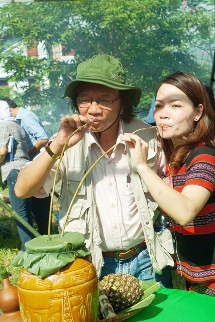 Khám phá nét đẹp hoang sơ A Lưới - 17 Uống rượu cần cùng cô gái dân tộc