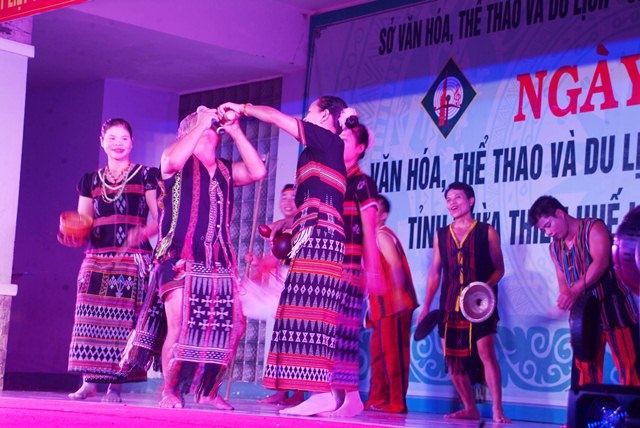 Khám phá nét đẹp hoang sơ A Lưới - 2 Khiêu vũ và uống rượu