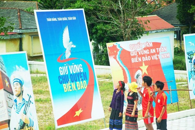 Khám phá nét đẹp hoang sơ A Lưới - 3 Người dân đi xem triển lãm áp phích về giữ vững chủ quyền biển đảo Việt Nam