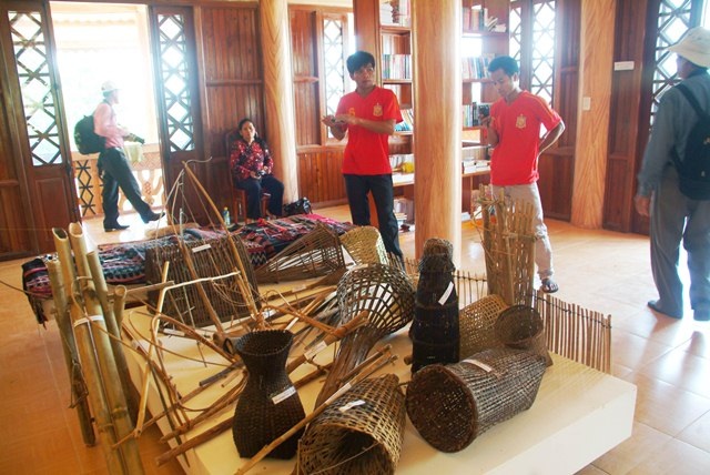 Khám phá nét đẹp hoang sơ A Lưới - 4 Nhà trưng bày các dụng cụ săn bắt người dân tộc