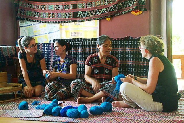 Khám phá nét đẹp hoang sơ A Lưới - 1 Khách Tây thăm các nghệ nhân dệt Zèng ở A Lưới