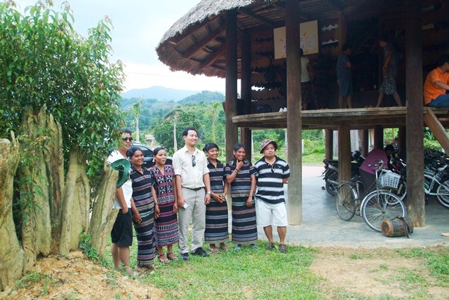 Khám phá nét đẹp hoang sơ A Lưới - 7 Chụp ảnh cùng người dân tộc