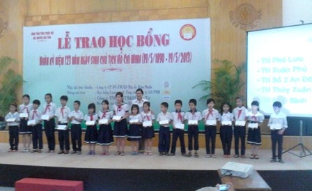Huế: 635 suất học bổng tặng học sinh nghèo hiếu học - 1 Các em HS tiểu học nhận học bổng.