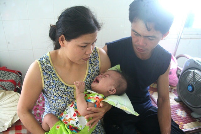 Ngằn ngặt tiếng khóc xé lòng của cháu bé 1 tuổi bị bệnh "đao" và tim nặng - 2 Vợ chồng anh Tâm, chị Thúy bên đứa con bệnh tật