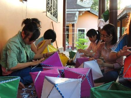 Bạn trẻ Huế lên chùa làm lồng đèn cúng Phật - 1 Bạn trẻ Huế làm lồng đèn Phật đản tại chùa