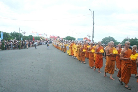 Mãn nhãn với đoàn rước Phật hơn 5.000 người uy nghiêm qua phố - 13 Qua cầu Trường Tiền