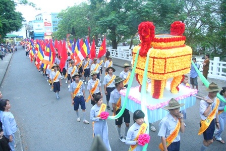 Mãn nhãn với đoàn rước Phật hơn 5.000 người uy nghiêm qua phố - 1 Dẫn đầu đoàn rước với lư hương làm từ hoa