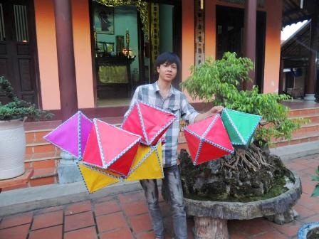Bạn trẻ Huế lên chùa làm lồng đèn cúng Phật - 2 Sản phẩm của một buổi làm việc