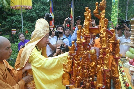 Mãn nhãn với đoàn rước Phật hơn 5.000 người uy nghiêm qua phố - 2 Tắm cho Phật đản sinh trước khi làm lễ rước phật