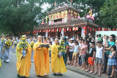 Mãn nhãn với đoàn rước Phật hơn 5.000 người uy nghiêm qua phố - 3 Xuất phát từ chùa Diệu Đế