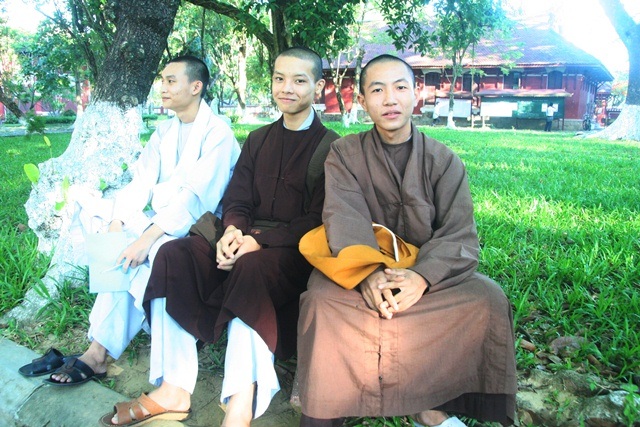 Sư thầy tự tin đi thi tốt nghiệp - 1 Sư Nhất (phải) và sư Lợi (giữa) cho biết đã tự tin bước vào kỳ thi tốt nghiệp.