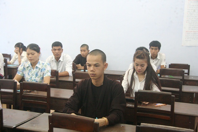 Sư thầy tự tin đi thi tốt nghiệp - 6 Một sư khác đang ngồi nhìn bất động vào một chỗ để yên tĩnh và trấn an trước khi đề phát