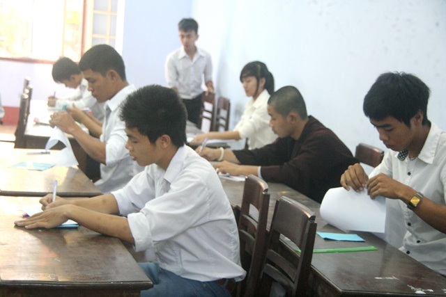 Sư thầy tự tin đi thi tốt nghiệp - 7 Hình ảnh của các sư thầy chăm chỉ thi cùng các bạn HS