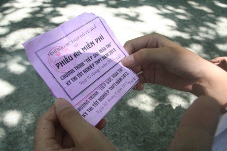 Các bạn thí sinh đem phiếu ăn miễn phí đến để nhận cơm