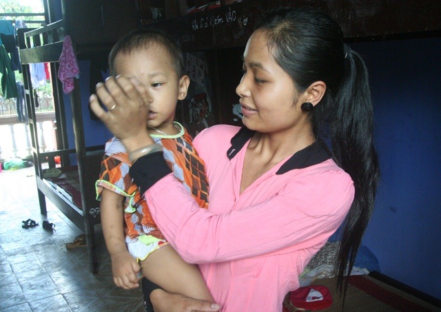 Nữ thí sinh dân tộc Paco bồng con đi thi tốt nghiệp - 1 Chị Hồ Thị Nga đang bồng con sau khi đi thi về.