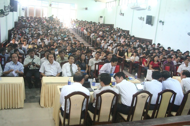 Sinh viên ĐH Y - dược Huế nô nức trong ngày hội tư vấn việc làm - 1 Các nhà tuyển dụng và sinh viên ĐH Y - dược Huế trong ngày hội tuyển dụng của trường.