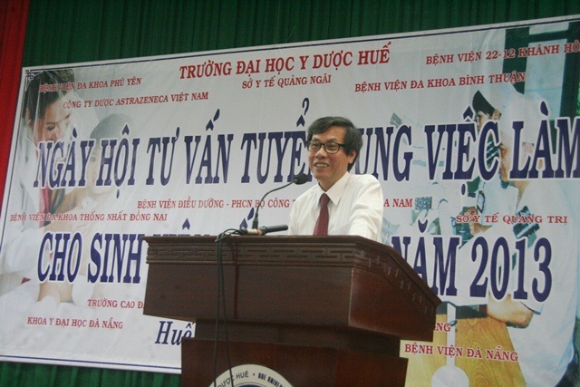 Sinh viên ĐH Y - dược Huế nô nức trong ngày hội tư vấn việc làm - 2 Các nhà tuyển dụng và sinh viên ĐH Y - dược Huế trong ngày hội tuyển dụng của trường.