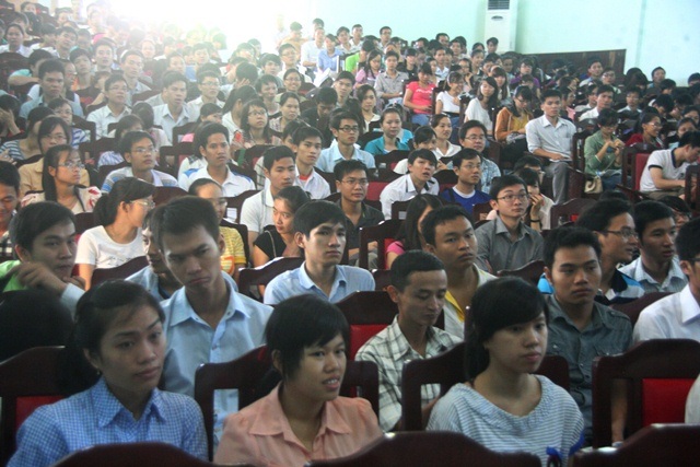 Sinh viên ĐH Y - dược Huế nô nức trong ngày hội tư vấn việc làm - 3 Các nhà tuyển dụng và sinh viên ĐH Y - dược Huế trong ngày hội tuyển dụng của trường.
