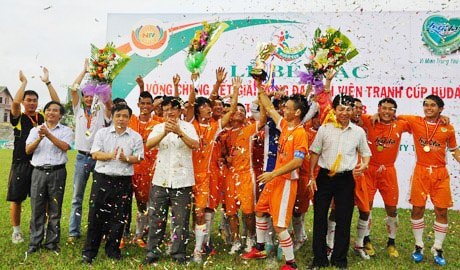 Huda tiếp tục đồng hành cùng miền Trung yêu thương - 2 Vòng chung kết giải bóng đá sinh viên tranh cup Huda lần thứ VII năm 2013 được tổ chức tại Nghệ An.