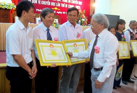 Huế: Trao thưởng cho các gia đình, dòng họ khuyến học - 1 Trao thưởng tới các gia đình, dòng họ khuyến học tiêu biểu tại Huế.