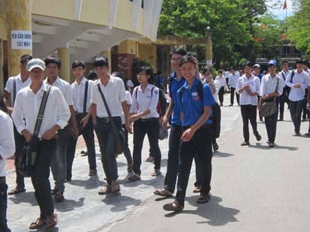 Đề Toán vừa sức, thí sinh dễ đạt điểm cao - 13 Thí sinh Huế cười tươi sau buổi thi môn Toán.