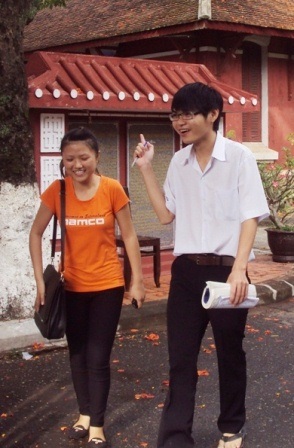 Thí sinh “thở phào” hoàn thành môn thi cuối - 20 Thí sinh Huế cười tươi sau buổi thi cuối.