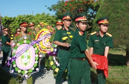 Truy điệu, cải táng 18 hài cốt liệt sĩ trong kháng chiến chống Mỹ - 1 Tiến hành đưa hài cốt 18 liệt sĩ về an táng tại nghĩa trang liệt sĩ Thị xã Hương Thủy