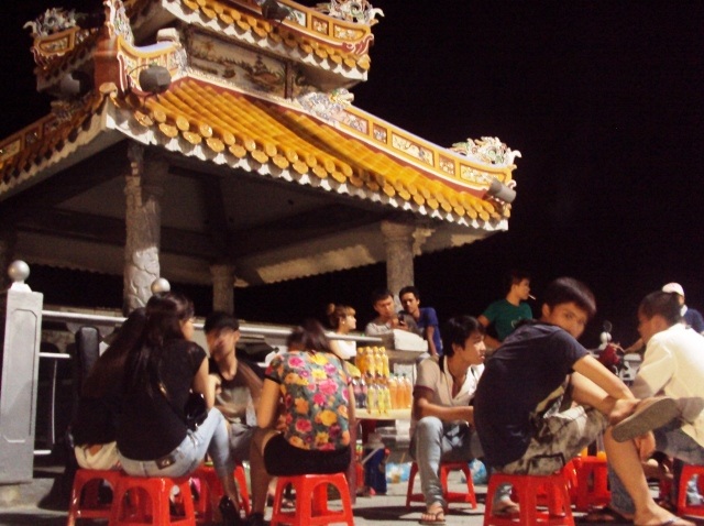 Nhộn nhịp trà chanh đêm trên cầu mới khai trương - 4 Nhộn nhịp trà chanh đêm trên cầu mới khai trương