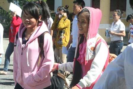 Chùm ảnh: Thở phào sau buổi thi cuối - 1 Chùm ảnh: Thoải mái sau buổi thi cuối