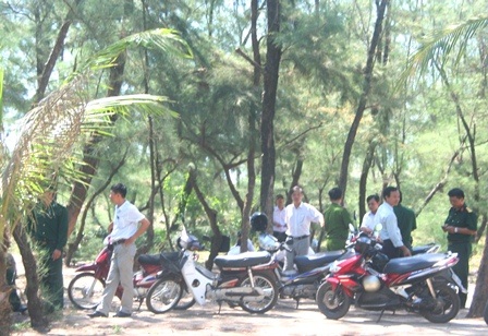 4 thợ lặn tử vong đều không mặc đồ bảo hộ - 1 Cơ quan chức năng tập trung tại trạm kiểm soát biên phòng Vinh Thanh sáng nay