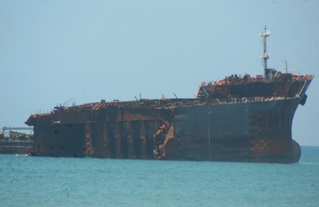 4 thợ lặn tử vong đều không mặc đồ bảo hộ - 2 Cận cảnh chiếc tàu (phần đầu) ở Vinh Thanh