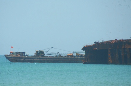 4 thợ lặn tử vong đều không mặc đồ bảo hộ - 3 Tàu cứu hộ của Long An nằm sát ngay tàu đắm làm việc gần 1 tháng qua