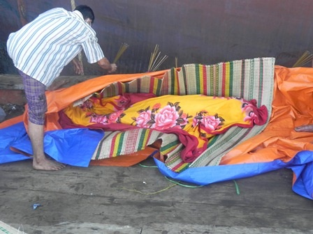 Đưa thi thể cuối cùng ra ngoài.