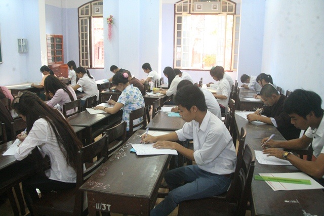 Xử lý nhiều điểm “liệt” bất thường môn trắc nghiệm tốt nghiệp THPT - 1 Các thí sinh dự thi tốt nghiệp THPT 2013 tại Huế