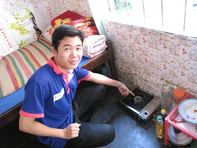 Tình nguyện viên mời sĩ tử về ở cùng nhà - 4 Hàng ngày, anh Giàu đi chợ, nấu ăn tại phòng trọ cho Thong và mình ăn chung.
