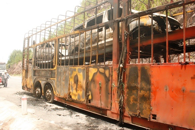 Đầu rơ-moóc chở xe ô tô con bị bốc ch