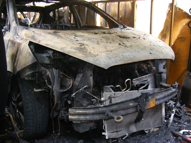 1 ô tô con đời mới vừa ra lò đã bị cháy toàn bộ