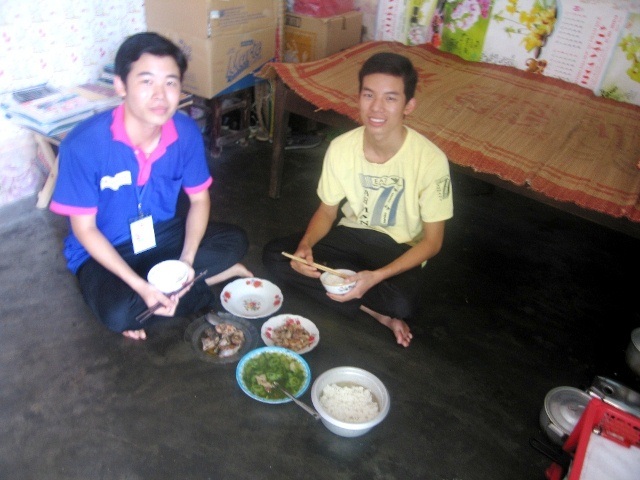 Tình nguyện viên mời sĩ tử về ở cùng nhà - 2 Nguyễn Quang Giàu (