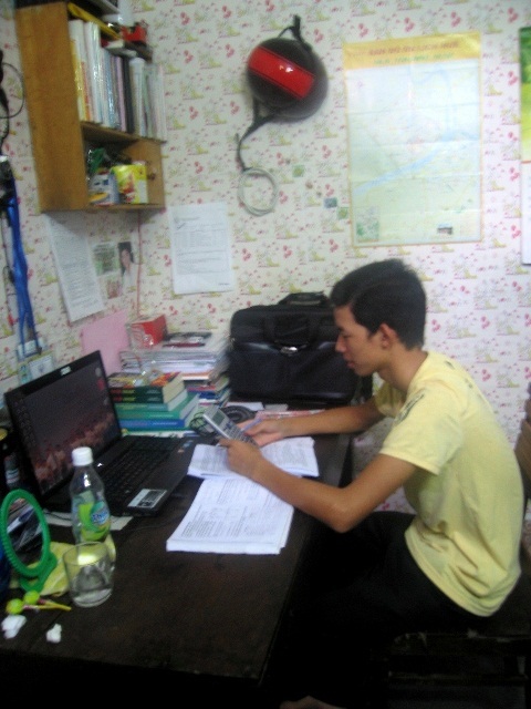 Tình nguyện viên mời sĩ tử về ở cùng nhà - 3 Em Thong yên tâm học bài tại phòng trọ của anh Giàu